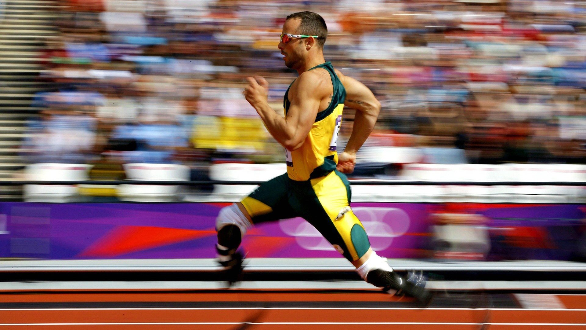 开云APP-极速狂飙与铁血对决，当F1的精密遇上篮球的野性