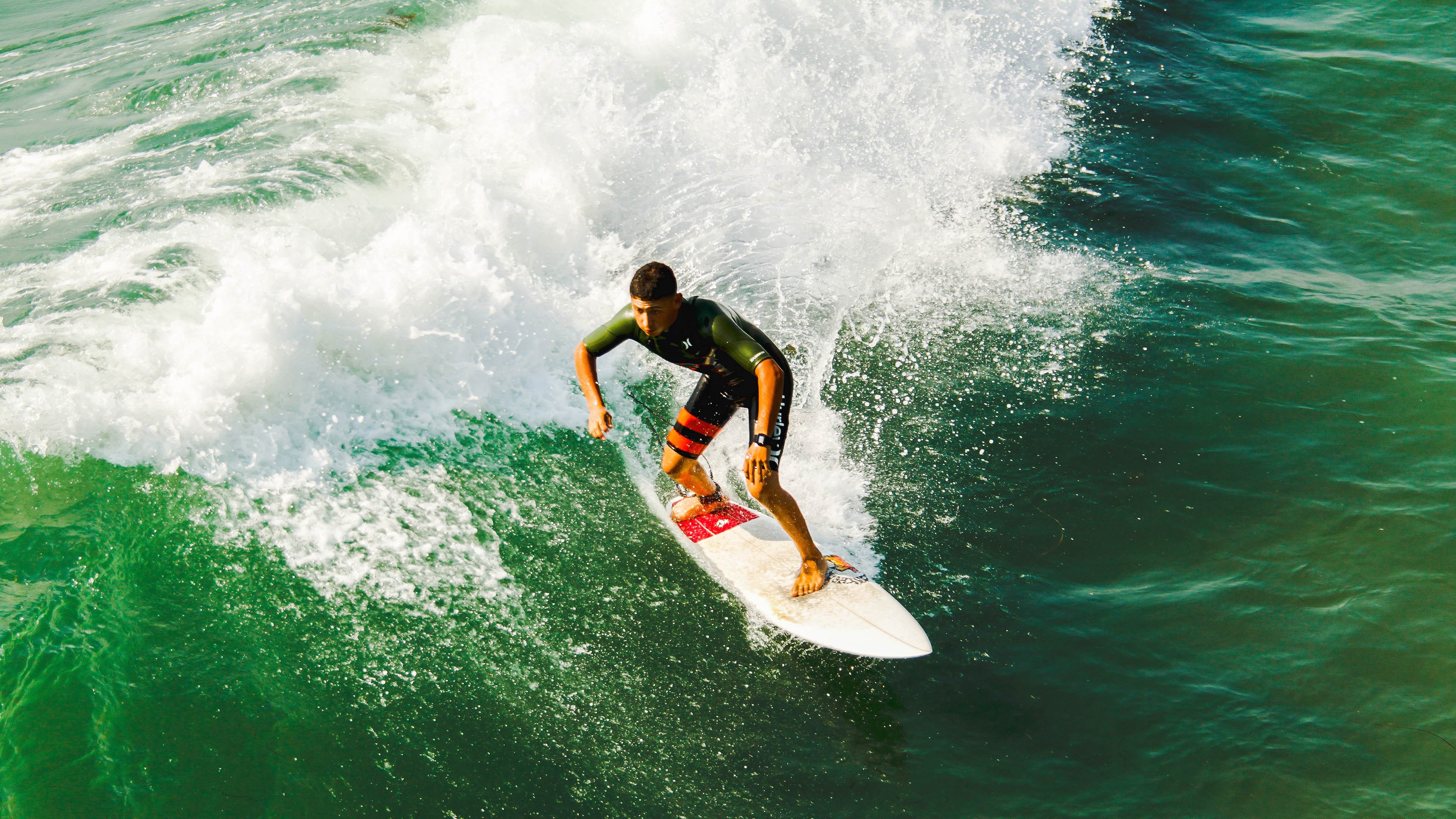 开云APP-足球草皮与赛车沥青，当C罗的叹息在F1引擎轰鸣中消散