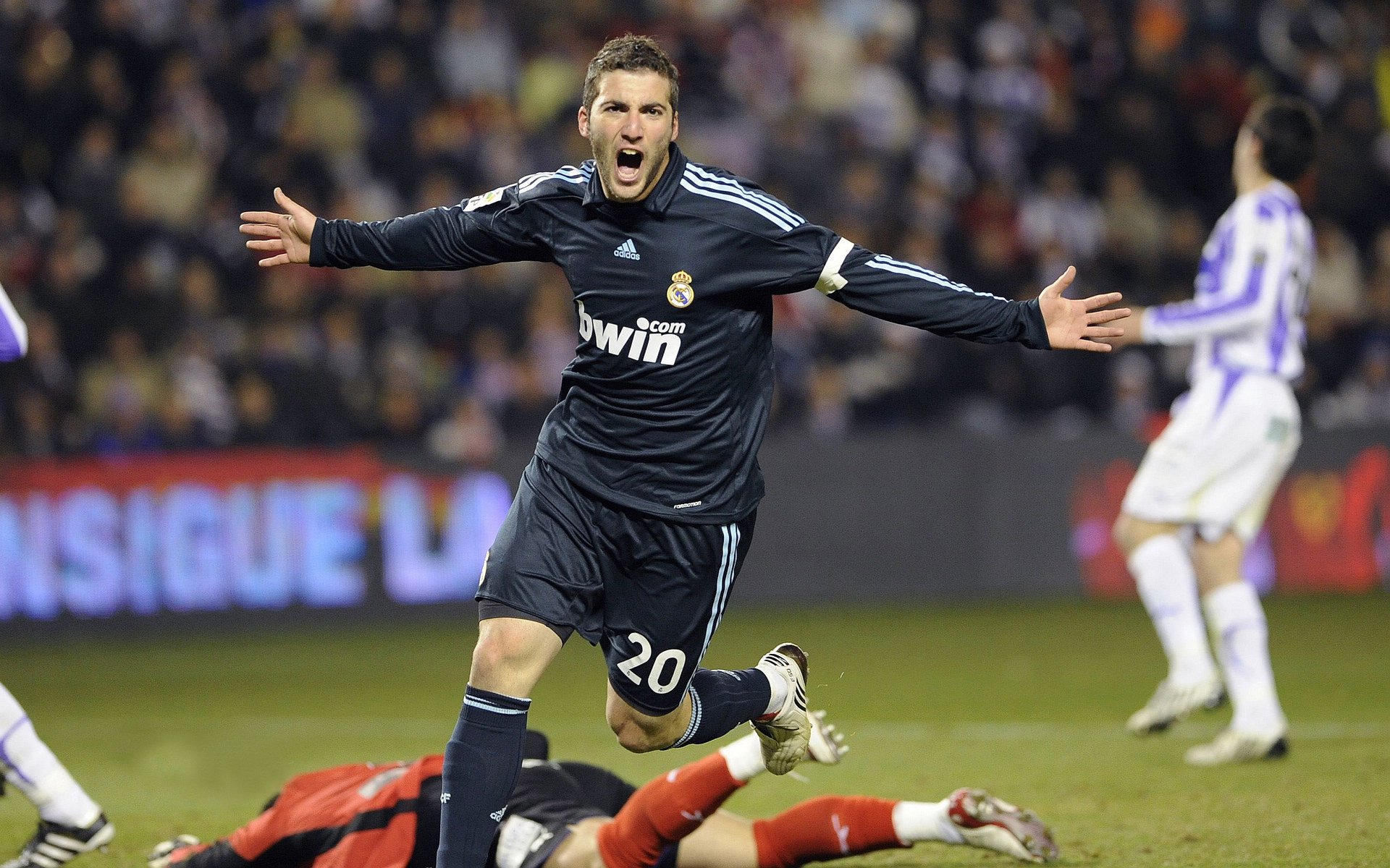 开云体育登录-赛道与球场的交响诗，那些被小人物改写的争冠剧本